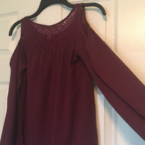 Cute burgundy open shoulder top! - Picture 4 of 4